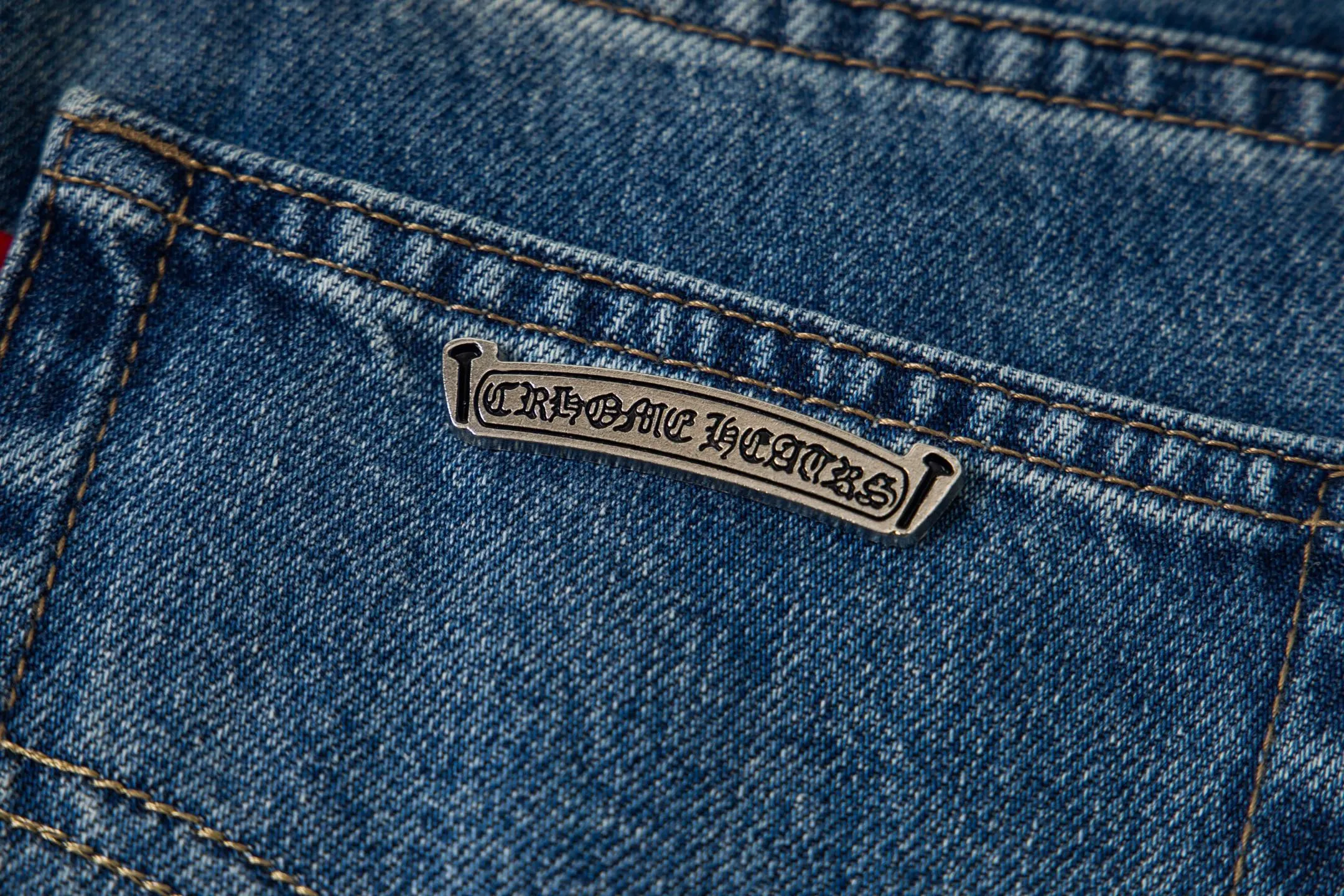 P260 Chrome Hearts micro-flared light blue multi-leather hot jeans. CH jeans need to be washed after the finished product, then disassembled and hand-stitched with sheepskin cross leather and then spliced ​​to complete. The whole piece has too many craftsmanship to explain. The patchwork cross pattern is embellished, and the high-waisted washed jeans! ! Absolutely high-end luxury products, god-level single products and super popular products, made with top heavy industry, a must-see magic weapon. Customized hardware. The fabric is thick and soft after washing. It has good breathability. Customized small leather label. Unique design. The details are simple and elegant, and the workmanship is exquisite. The entire trousers are neatly routed and the details are in place! It’s so cool that both men and women can easily control the genderless trend! Style number: 1796# Color: blue Size: 28 30 32 34 36